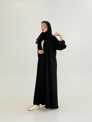 عباية لارين بقماش كريب ملكي مزين بقيطان اسود ناعمه