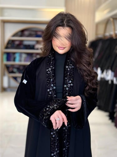 عباية غدق بقماش كريب الاناقة تدخيلات مخمل بتطريز م...