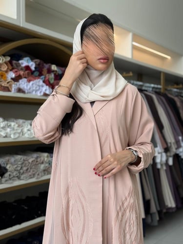 عباية رونا بقماش كريب اوكراني مطرز بينك