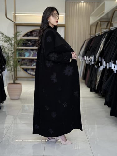 بليزر | عباية بيور بقماش كريب ملكي بتطريز اسود