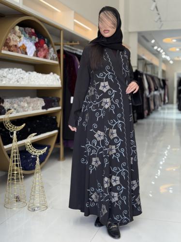 عباية مناير بقماش كريب ويفر مطرز اسود