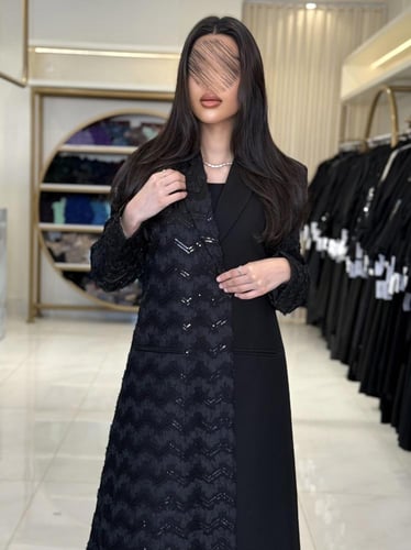 بليزر | عباية اسمهان بقماش كريب ايطالي مزين بتل مم...