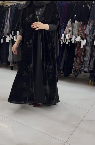 عباية الترف بقماش شيفون مخمل مبطن برسم ورد اسود