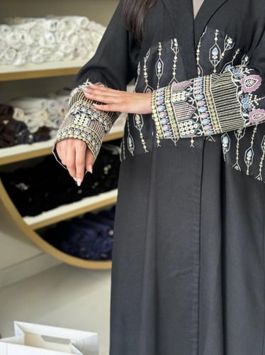 عباية ميلا بقماش لنن مطرز اسود