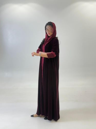 عباية سيلار بقماش مخمل كوري كم استرتش بدانتل عنابي