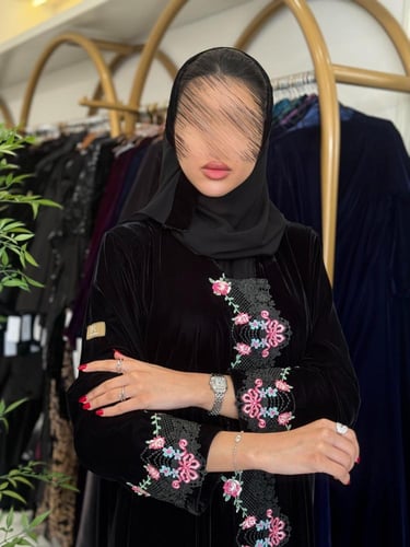 عباية نقاء بقماش مخمل كوري مزين بتطريز انيق