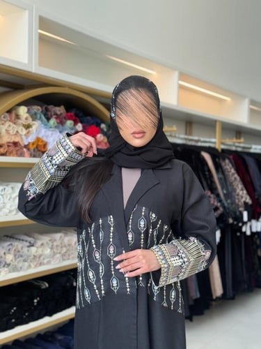 عباية ميلا بقماش لنن مطرز اسود