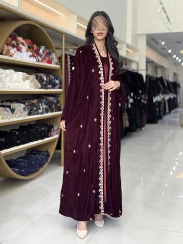 عباية ليليان بقماش مخمل كوري بتطريز عنابي 2