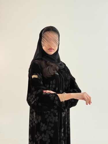 عباية رهف بقماش مخمل كوري طباعه ورد منثور رمادي 2