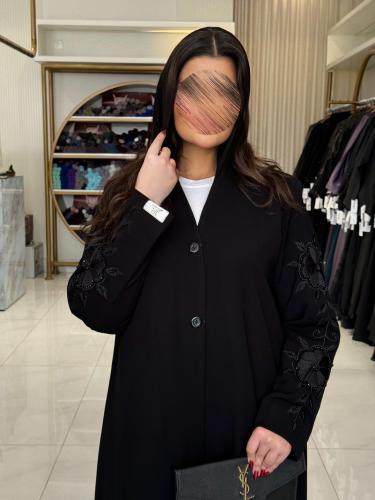 بليزر | عباية سمو بقماش كريب رموش مزين بشك اسود