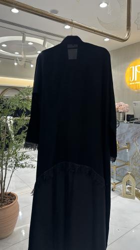 عباية نور بقماش كريب ملكي تدخيلات كريب اسود مزين ب...