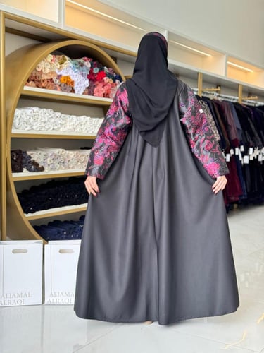 عباية رفيف بقماش كريب باربي مع اورجنزا وردي