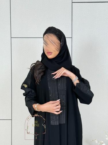 عباية نجد بقماش كريب ملكي تدخيلات روكاما مطرز اسود