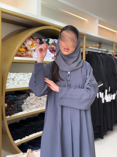 عباية ليان بقماش كريب باربي مزين بازرة رمادي