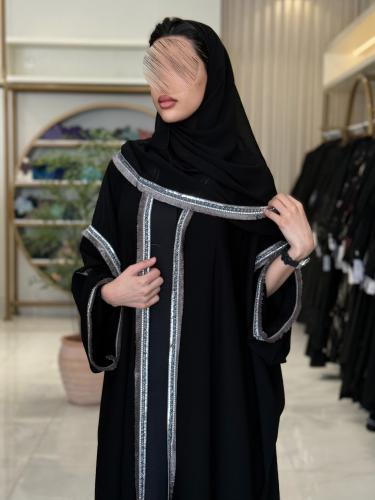 عباية شغف بقماش كريب ملكي مزين بكلفه هدب رمادي