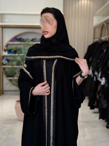عباية شغف بقماش كريب ملكي مزين بكلفه هدب اسود ذهبي