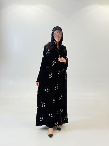 عباية زهره بقماش مخمل كوري بتطريز نثر ابيض