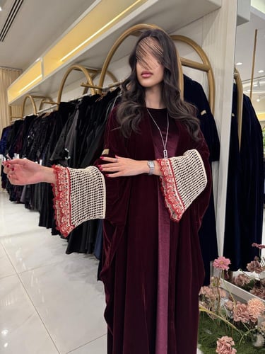 عباية زوينه بقماش مخمل كوري بكم مطرز حياكه يدويه ع...