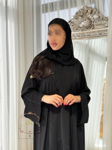 عباية ازلينا بقماش كريب رموش مزين بشك ناعم اسود