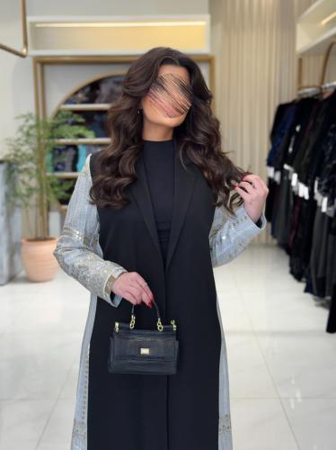 بليزر | عباية سمراء بقماش كريب ايطالي تدخيلات تطري...