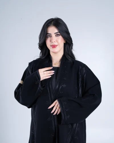 عباية كوثر بقماش كريب سرميك بتطريز هاري انيق