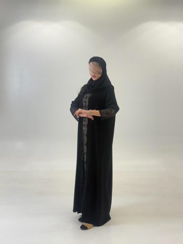 عباية عذراء بقماش كريب ملكي مزينه بدانتل (فتحة اصب...