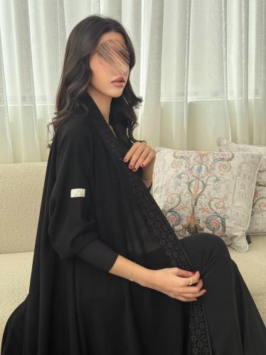 كولكشن العيد | عباية نغم بقماش كريب ملكي بتطريز وش...