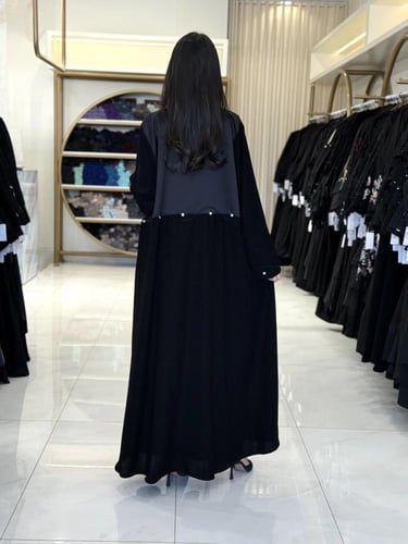 عباية لمى بقماش كريب الابداع مع تفته بشك ناعم