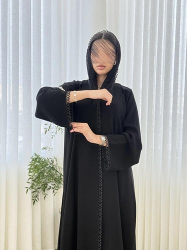 عباية زمرده بقماش كريب ملكي مزين بورد اسود