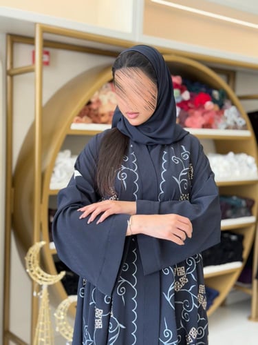 عباية مناير بقماش كريب ويفر مطرز كحلي