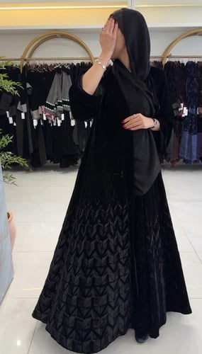عباية ماليا بقماش مخمل كوري بكسرات 3D اسود كم وسيع