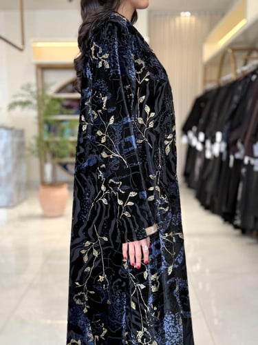 عباية الفاتنه بقماش شيفون مخمل ياباني اسود مع كحلي