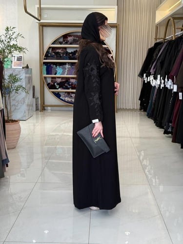 بليزر | عباية سمو بقماش كريب رموش مزين بشك اسود