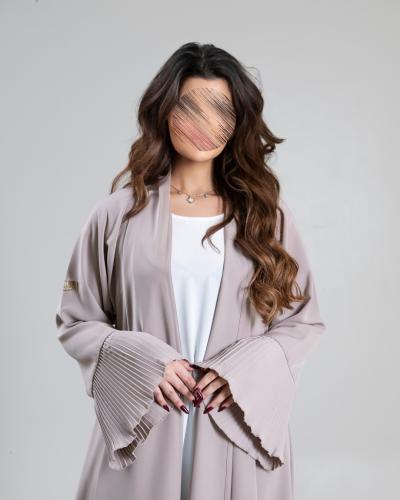 عباية كيان بقماش كريب احساس بكسرات بيج