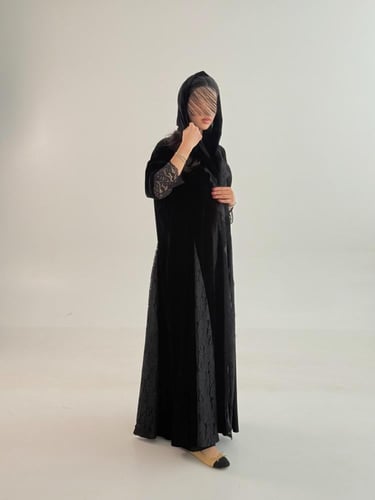 عباية روزانه بقماش مخمل كوري تدخيلات دانتل اسود 2