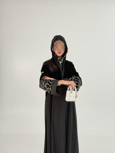 عباية غداف بقماش مخمل كوري تدخيلات كريب بلاك كم مط...