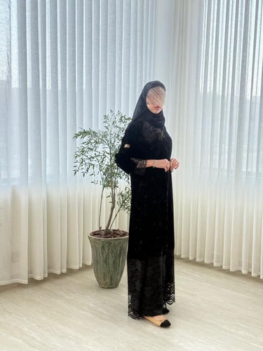 عباية غفران بقماش مخمل كوري مع دانتل برسم اسود مع...