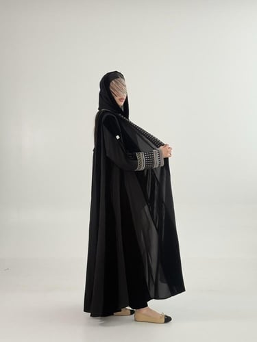 عباية ريلام بقماش مخمل تديخلات كريب الاناقة بتطريز...