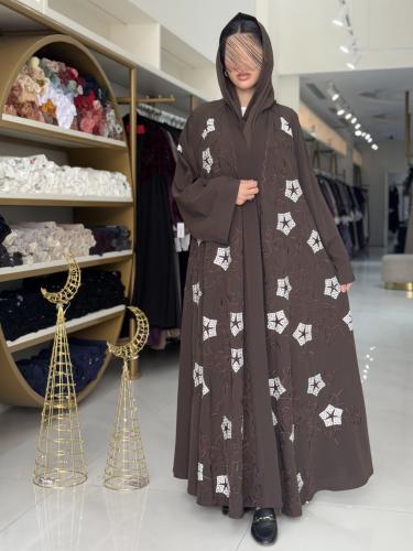 عباية مناير بقماش كريب ويفر مطرز بني محمر