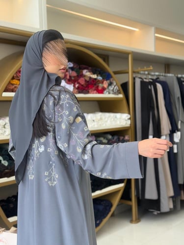 عباية ميرال بقماش كريب اوكراني مطرز فضي