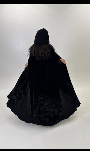 عباية الترف بقماش شيفون مخمل مبطن برسم خفيف