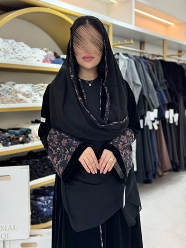 تشكيلة شتاء 2026 - عباية نغم بقماش مخمل كوري رسم ب...