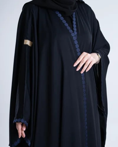 عباية مناهل بقماش كريب نواعم بتطريز كحلي