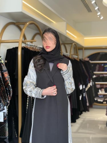 بليزر | عباية سمراء بقماش كريب ايطالي تدخيلات تطري...