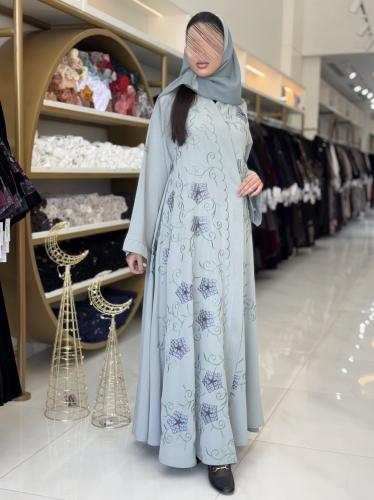 عباية مناير بقماش كريب ويفر مطرز سماوي