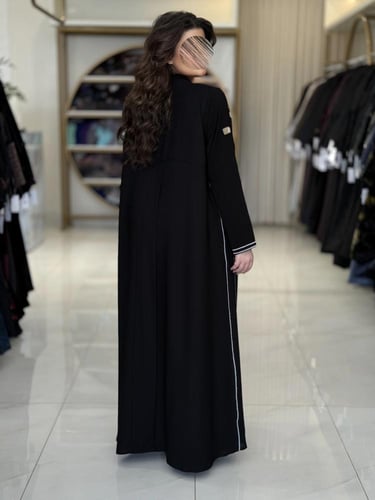 عباية فيولا بقماش كريب ملكي مع بلاك بيري بتطريز اب...