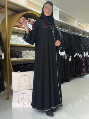 عباية رغد بقماش كريب ملكي بتطريز ابيض