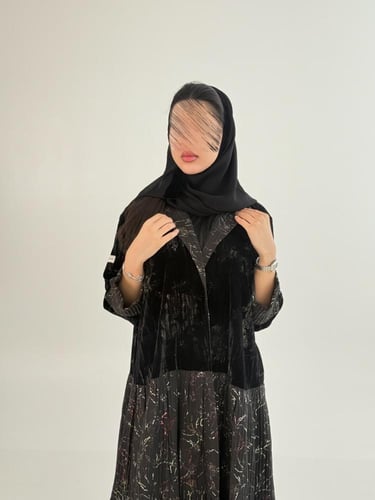 عباية تيرا بقماش مخمل كوري مطبع بطبقات ملون