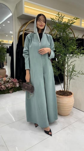 عباية سيرين بقماش جوخ مزين بكرستال سماوي