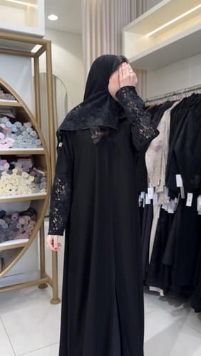 عباية علو بقماش كريب ملكي تدخيلات دانتل اسود